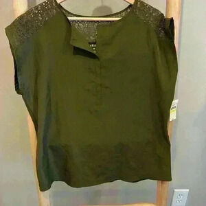 Van Heusen size medium cap sleeve blouse with lace